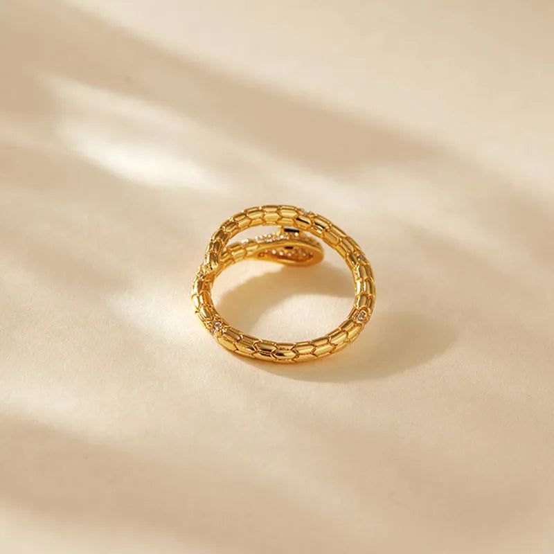 Adjustable snake-shaped copper ring with 18K gold colour plating on index finger
