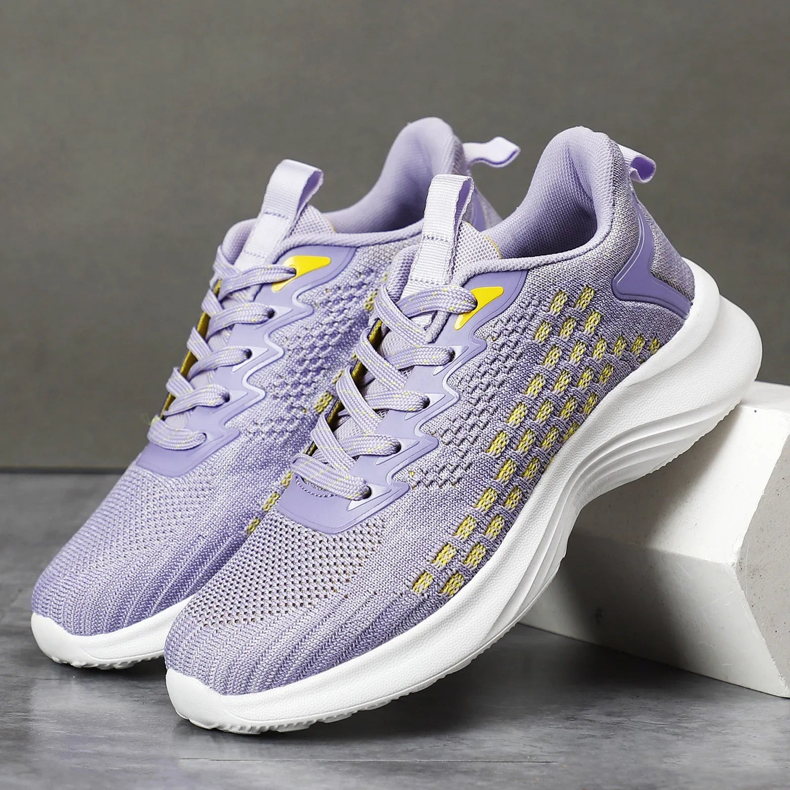 Women's lavender purple Flyknit running shoes with hollow elements and mesh lining