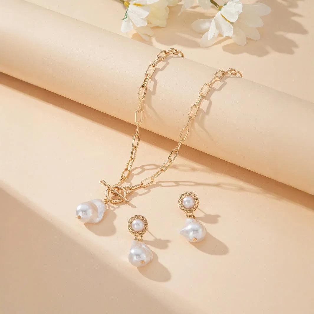 Gold-colour retro baroque pearl pendant necklace and matching ear stud jewellery set