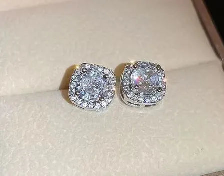 Square geometric earrings with diamond treatment in gold or silver alloy