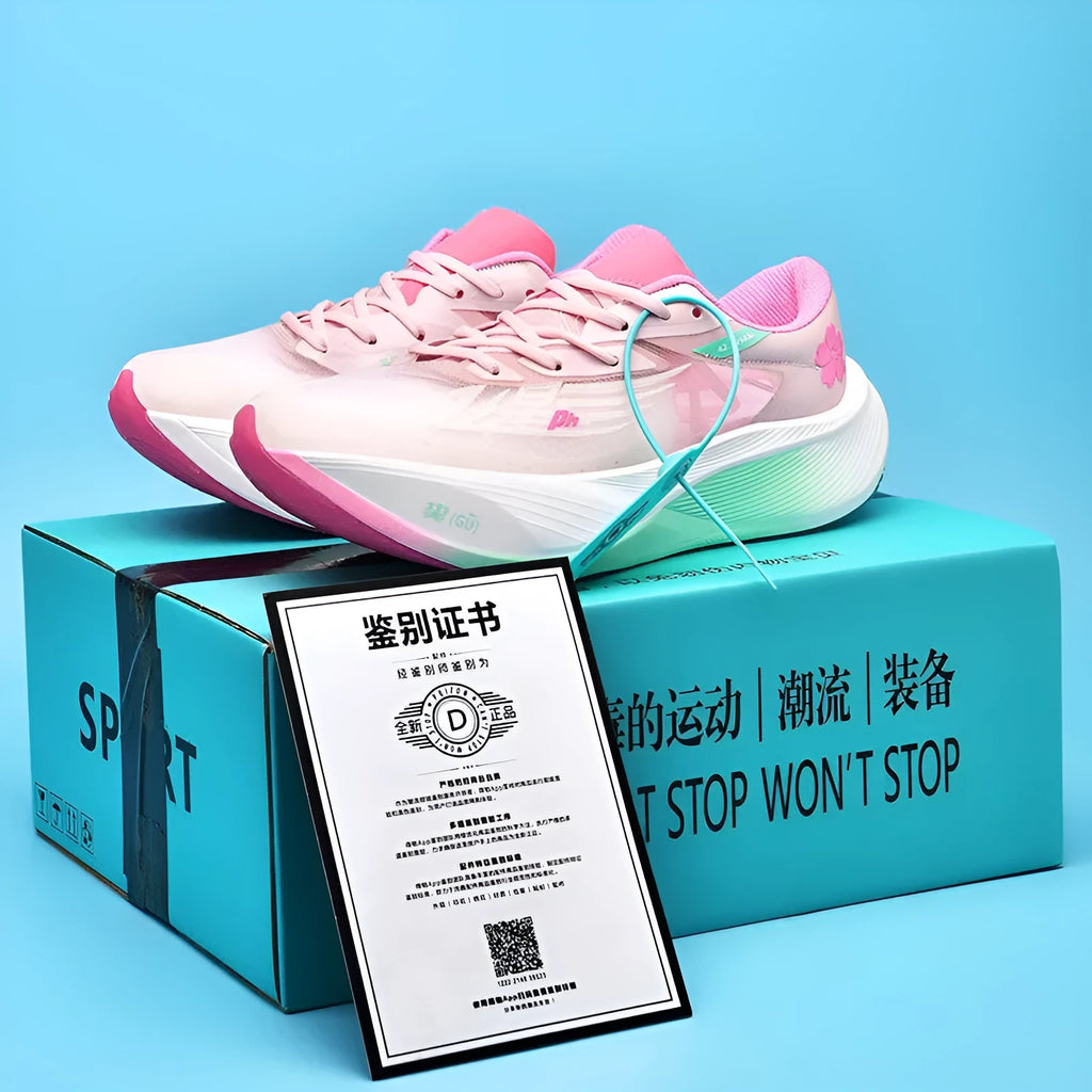 Low top running shoe with carbon plate, natural rubber sole, and PU mesh upper in Glacier colour.