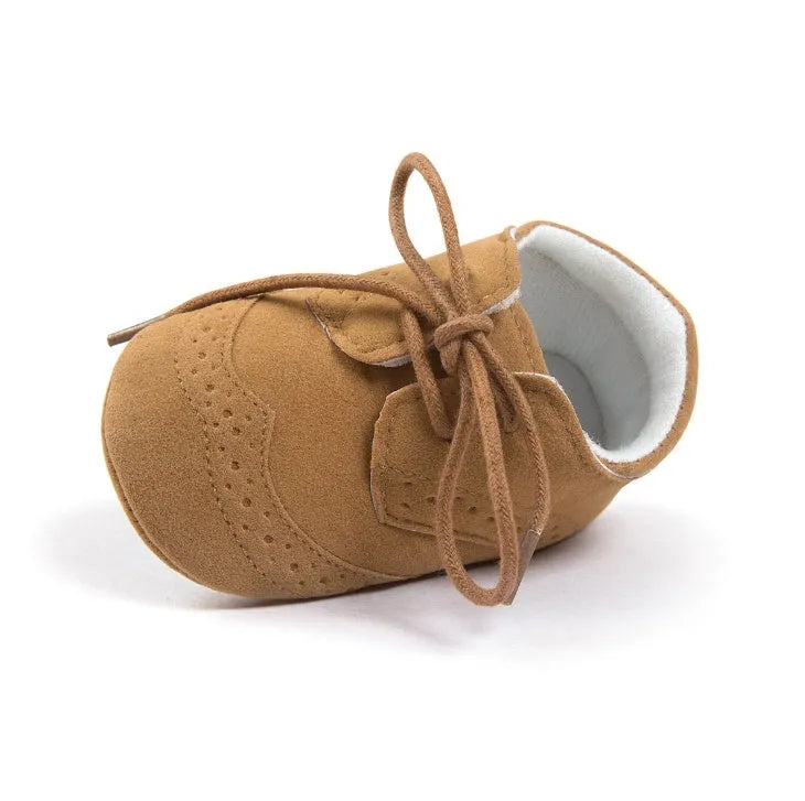 Men's vintage style soft-soled baby walking shoes in synthetic leather, showing colour options and sizing for 0-12 month infants