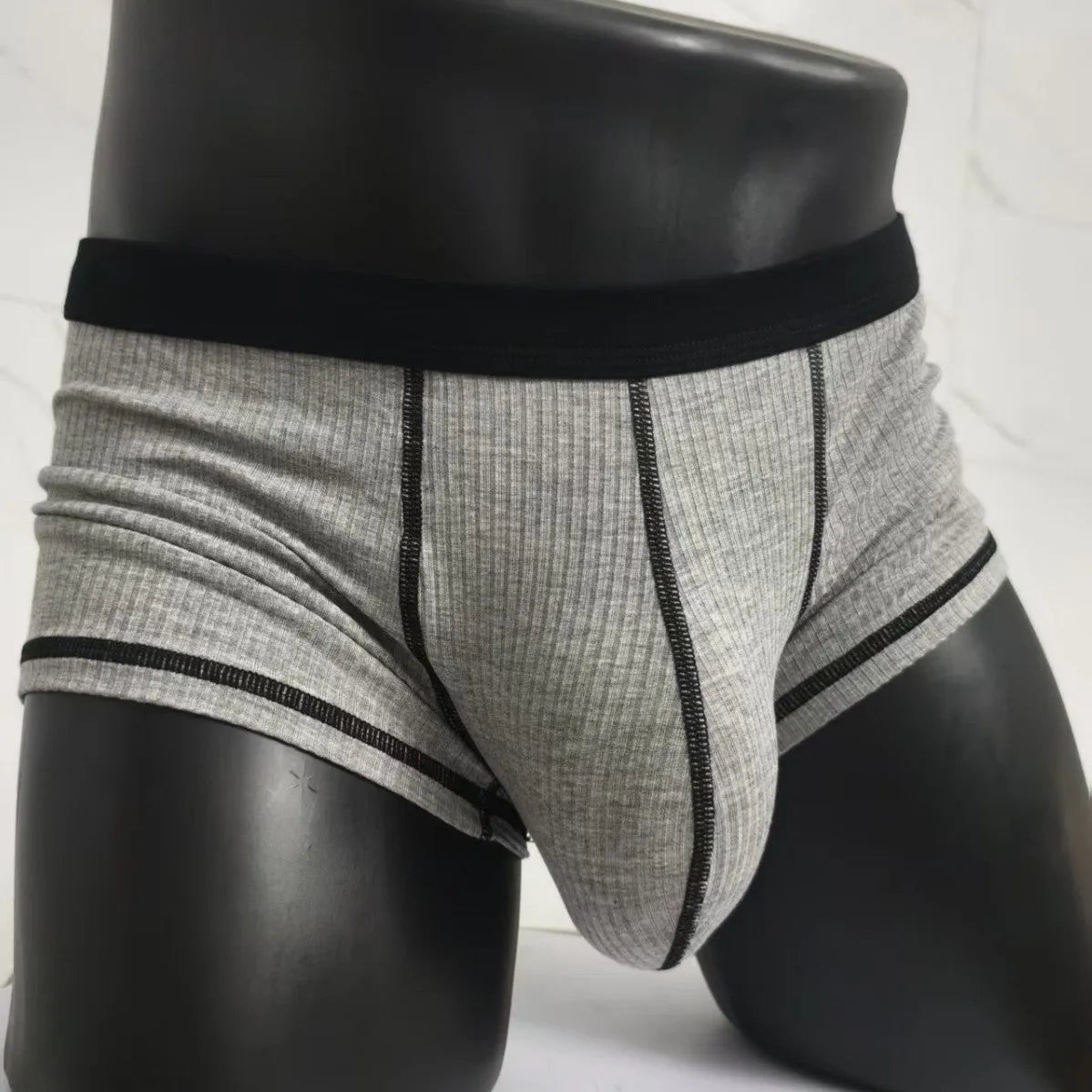 Solid-colour men's boxers in breathable fibre fabric on a size chart.