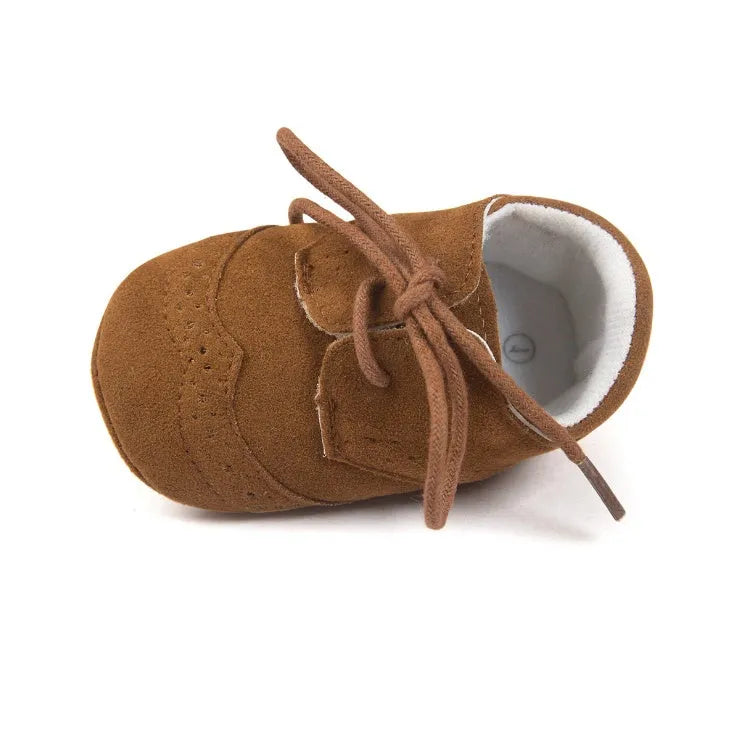 Men's vintage style soft-soled baby walking shoes in synthetic leather, showing colour options and sizing for 0-12 month infants