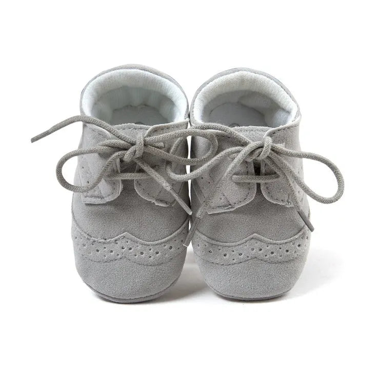 Men's vintage style soft-soled baby walking shoes in synthetic leather, showing colour options and sizing for 0-12 month infants