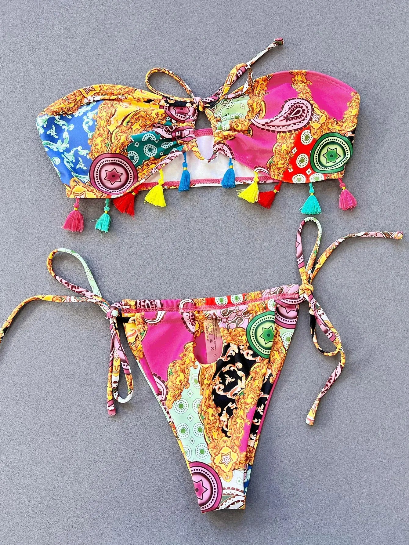 Women's printing pattern two-piece bikini set with tube top and briefs.