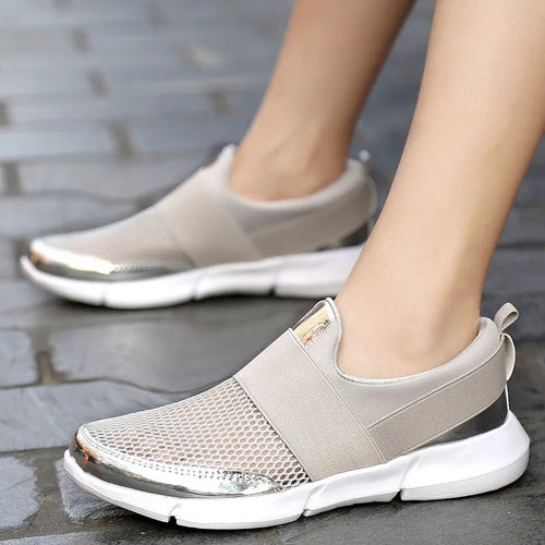 Low-top women's casual sneakers in blue with mesh upper and colour-block design.