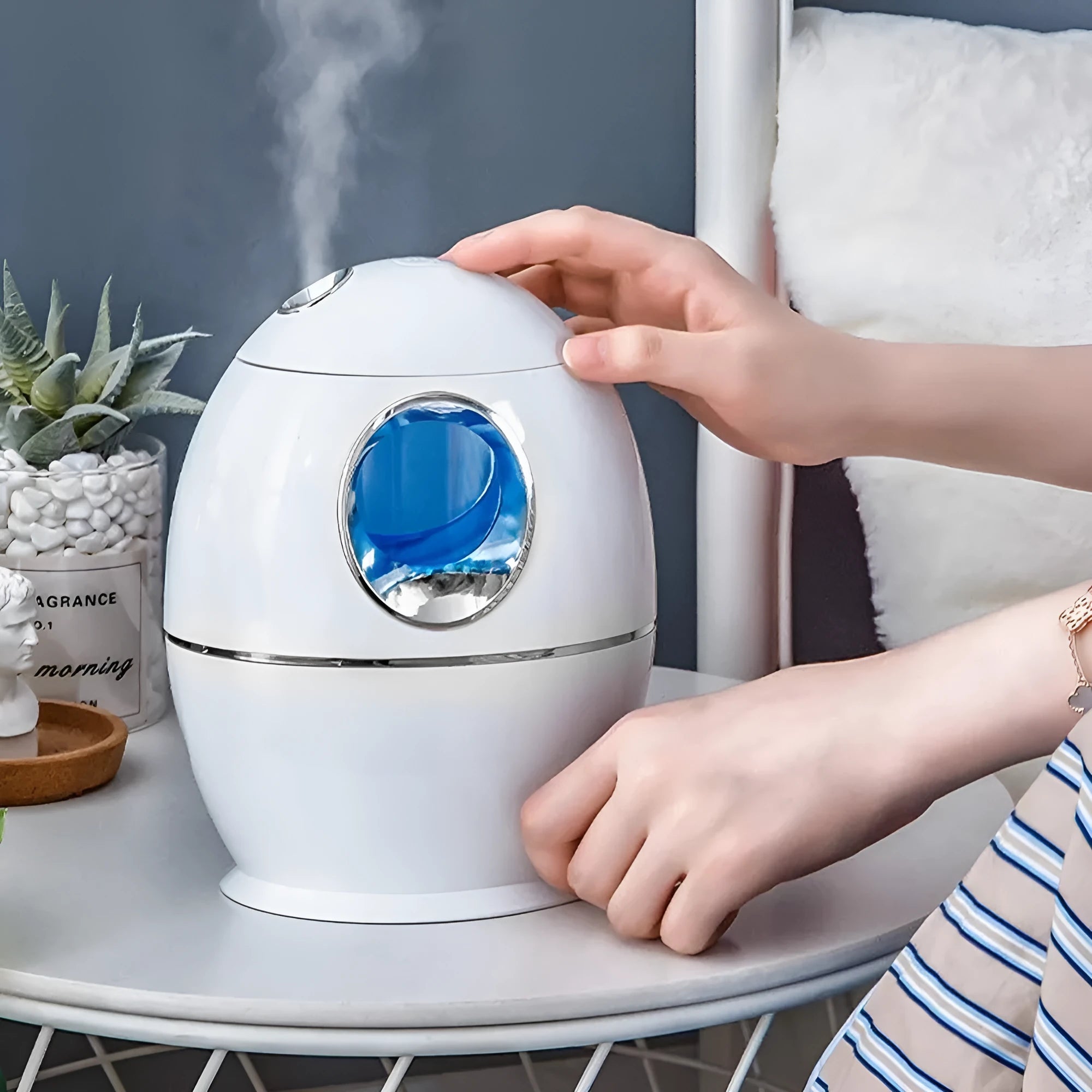 White round USB aromatherapy humidifier with 800ml water tank on a wooden table