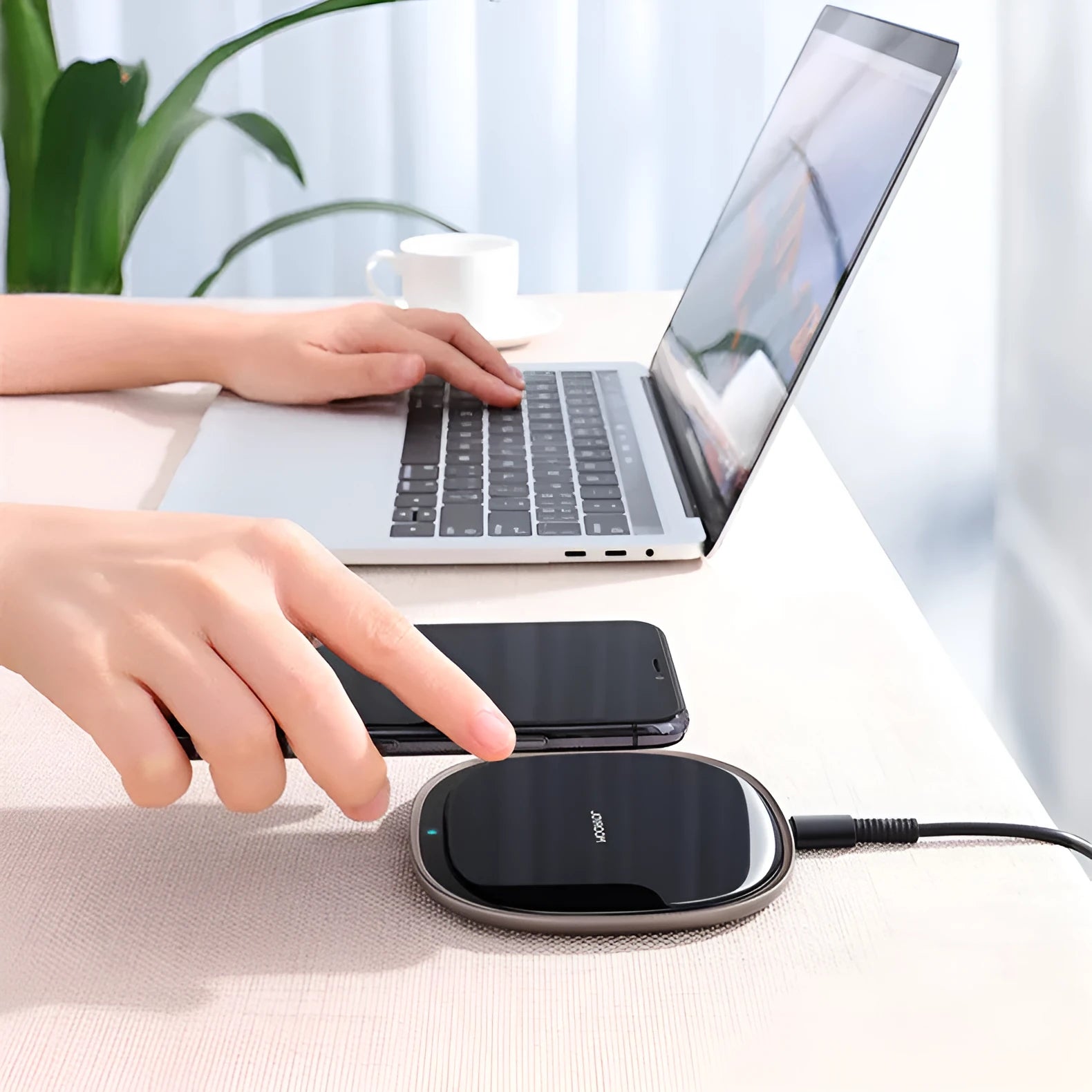 Black or white 15W wireless charging pad with zinc alloy frame and glass surface