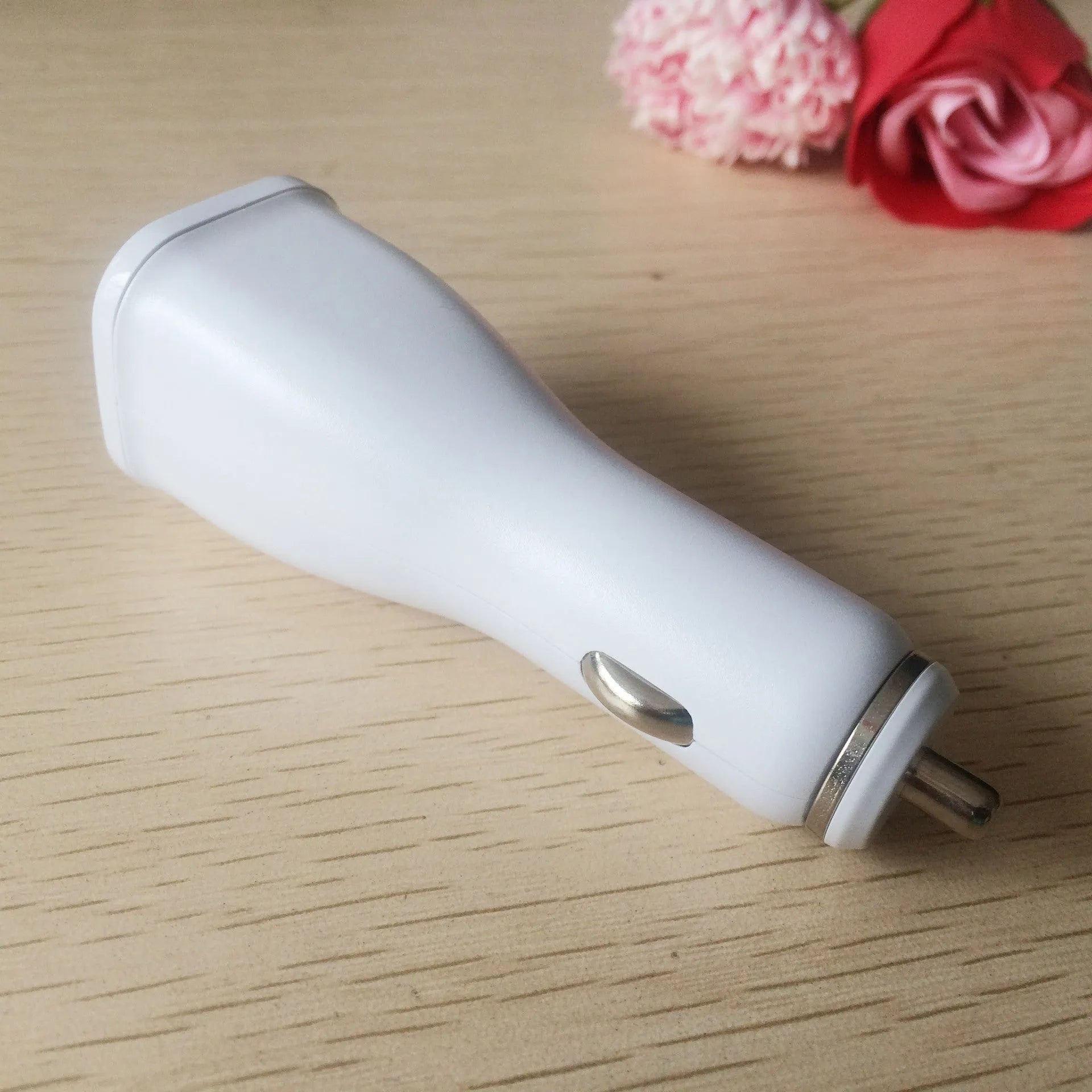 White single port USB car charger with QC2.0 fast charge technology for vehicles