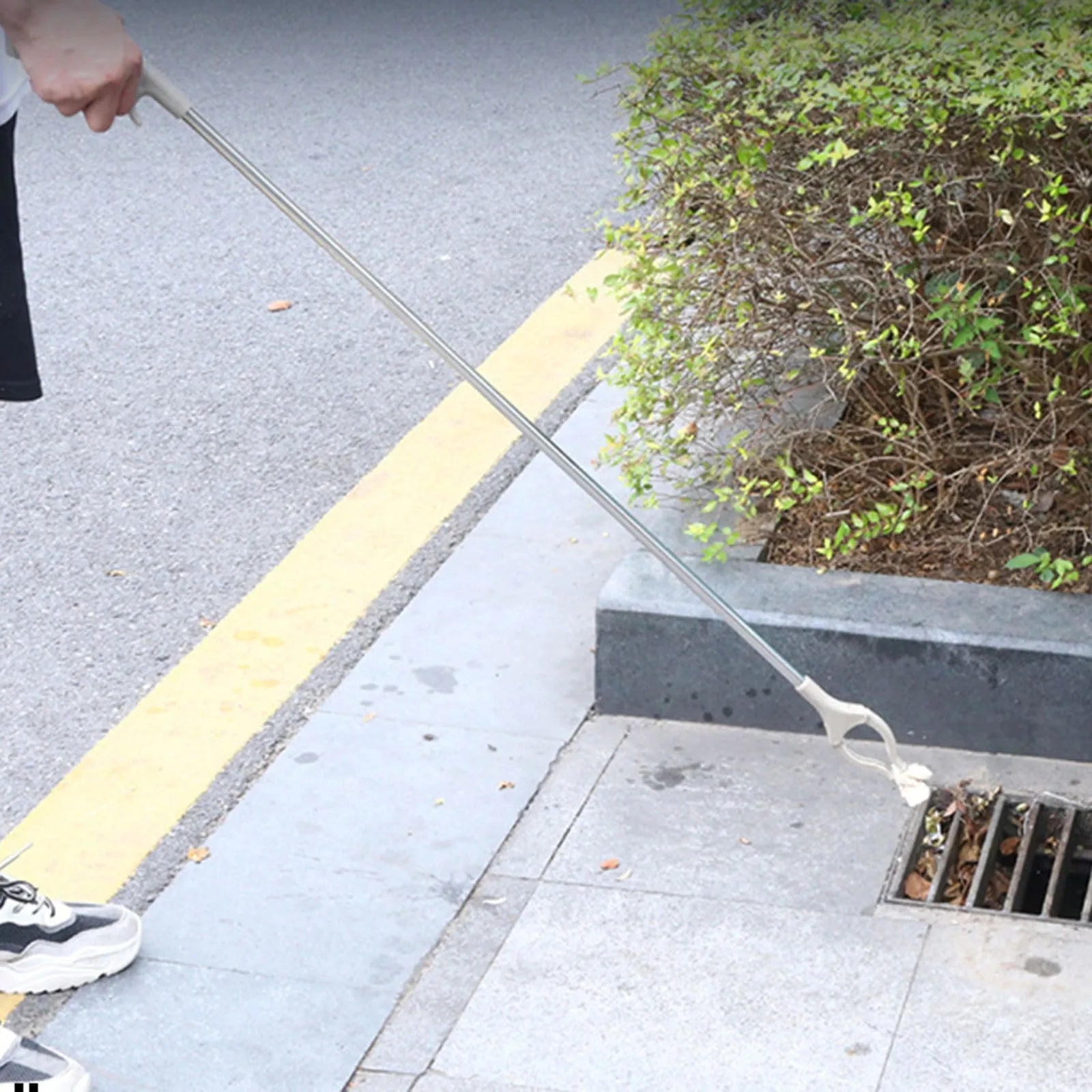 40cm stainless steel garbage picker with plastic handles for bending-free rubbish collection