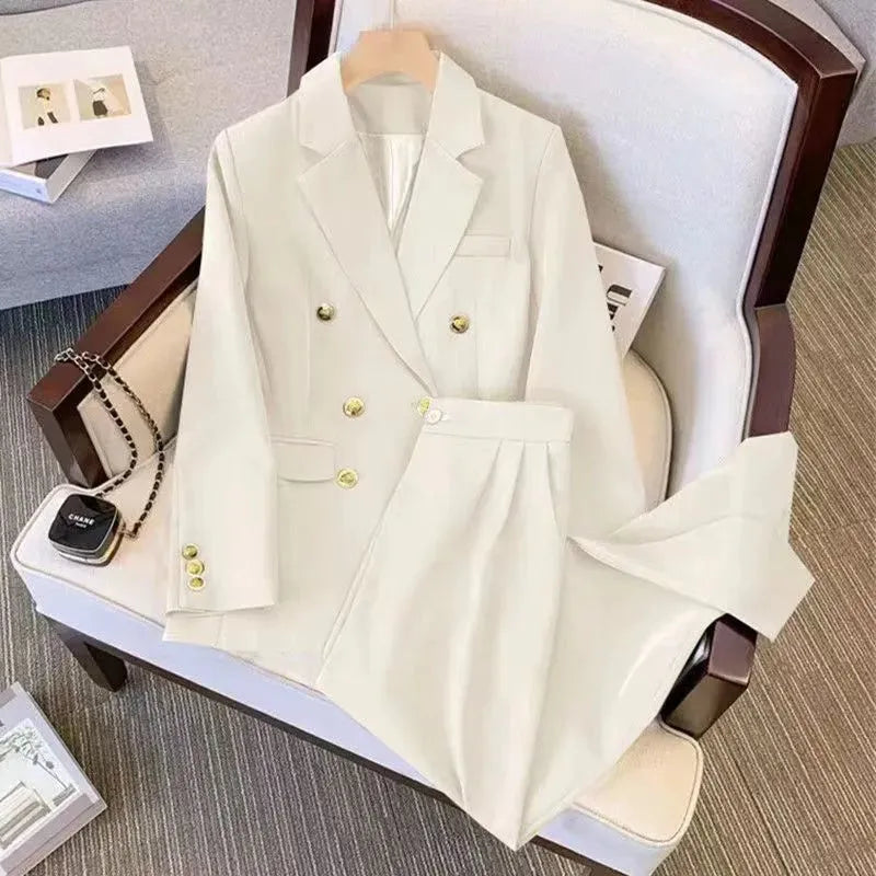 Loose-fit women's blouse in polyester fabric, available in black, white, khaki or pink, shown with regular sleeves.