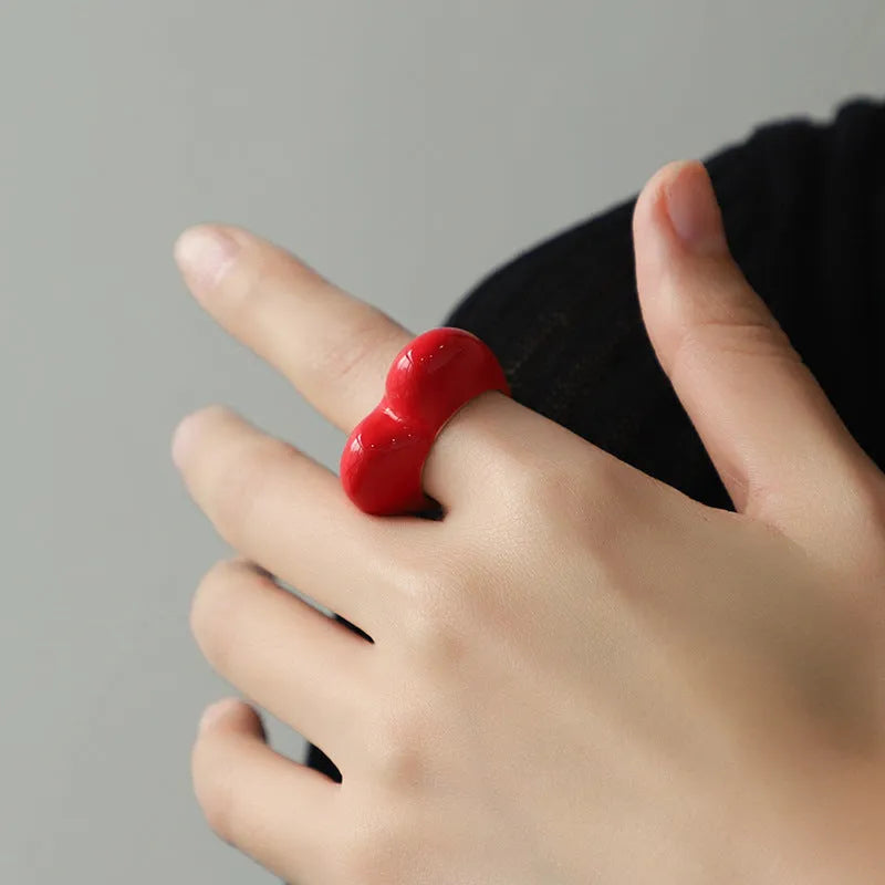 Heart-shaped zinc alloy ring with three-dimensional enamel decoration in colour options