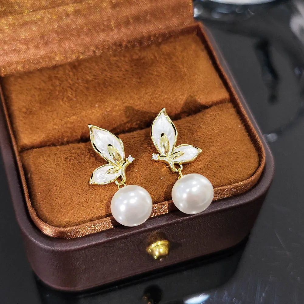 A pair of zircon butterfly earrings for women with a copper base and electroplated finish, style PT0203.
