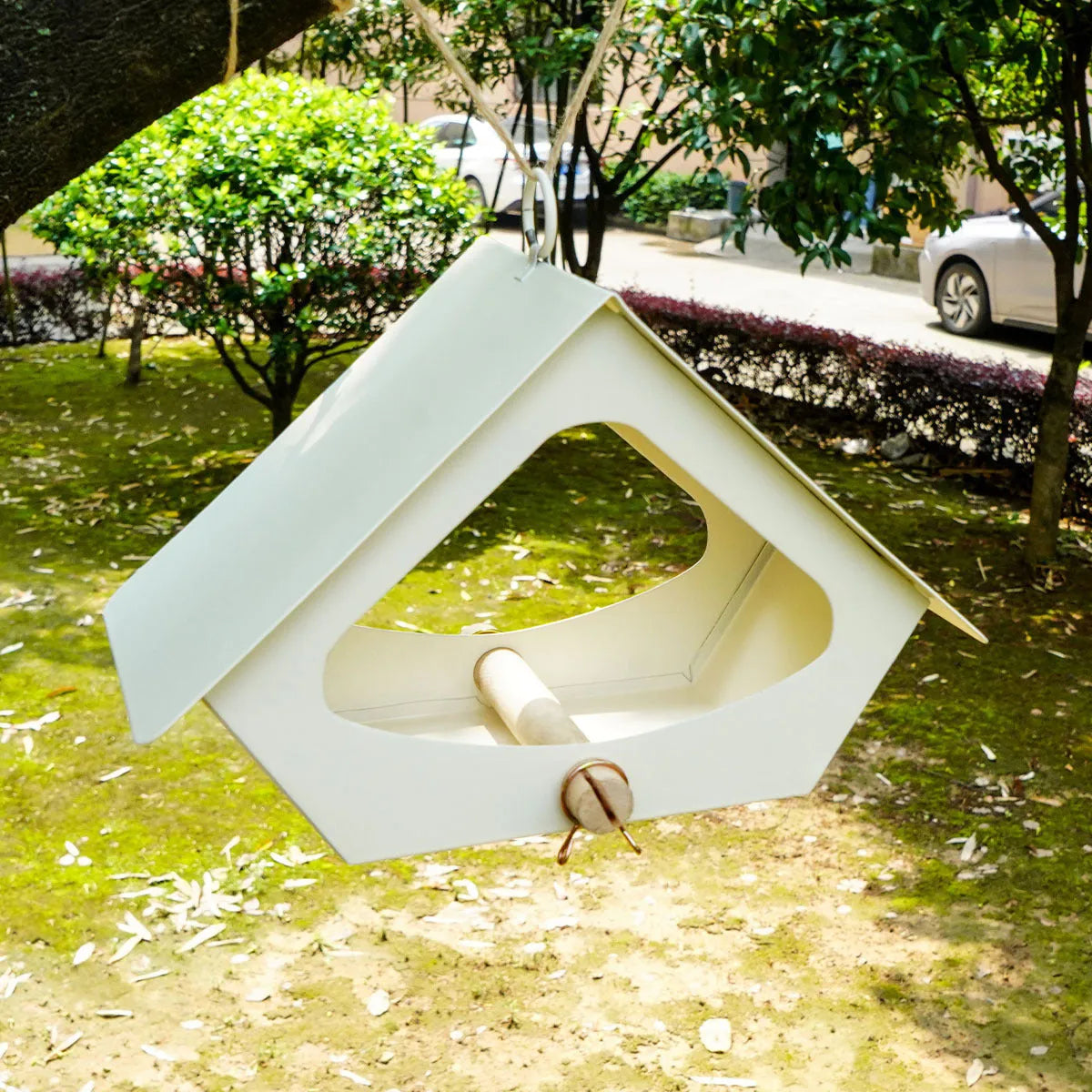 Simple European-style iron bird food nest in black or white for outdoor garden decoration.