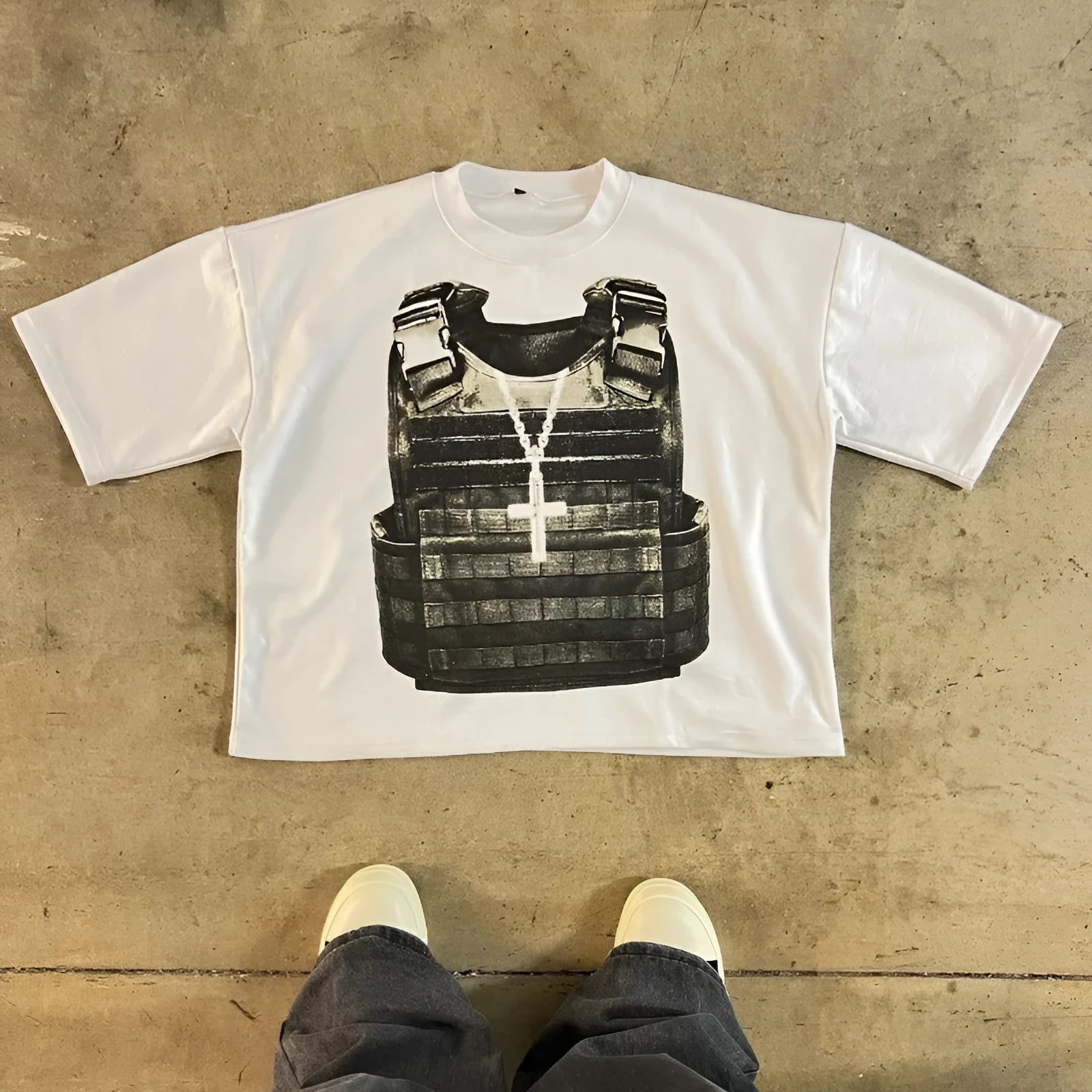 Short sleeve cotton t-shirt with retro street style print and drop-shoulder sleeves.