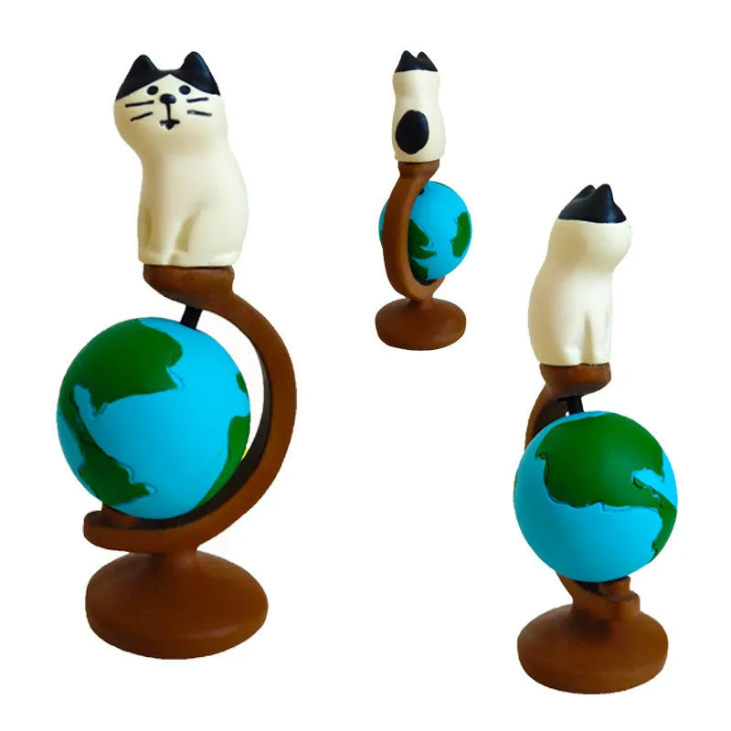 Cartoon Statue of Liberty cat resin sculpture on display surface