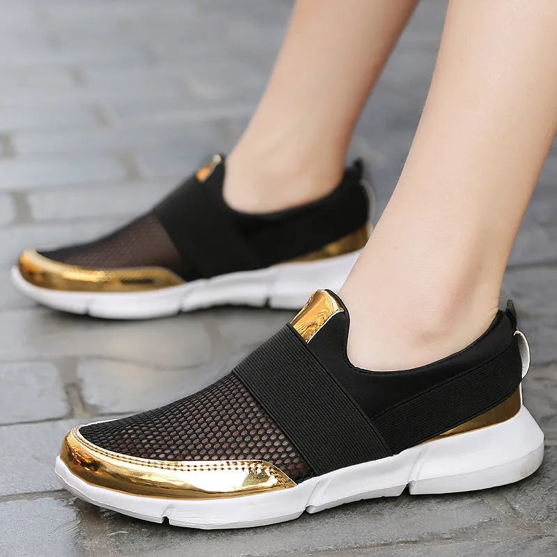 Low-top women's casual sneakers in blue with mesh upper and colour-block design.