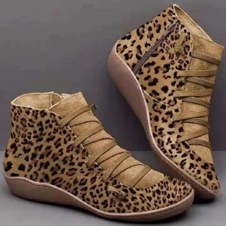 Women's casual flat booties with wedge heel and round toe in artificial PU and rubber.