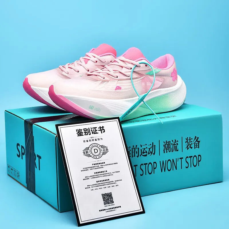 Low top running shoe with carbon plate, natural rubber sole, and PU mesh upper in Glacier colour.