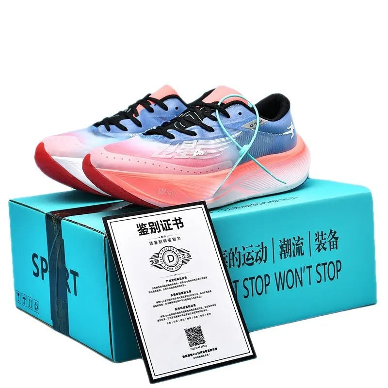 Low top running shoe with carbon plate, natural rubber sole, and PU mesh upper in Glacier colour.