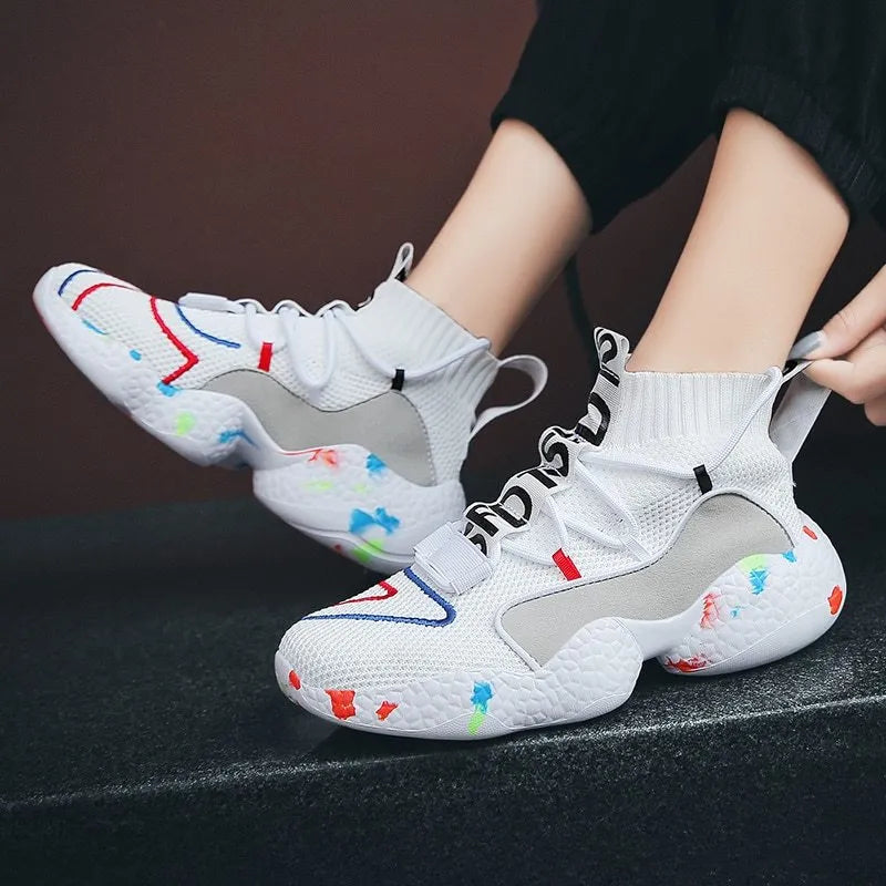 Men's camouflage pattern sneakers with mesh upper and flat rubber sole.