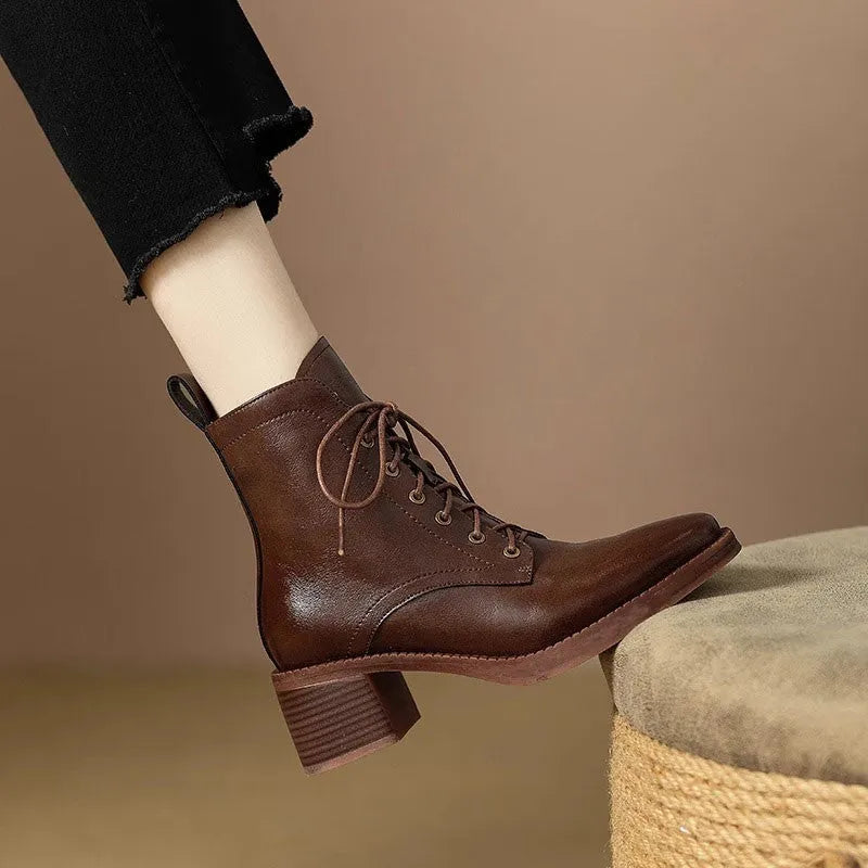 Women's black ankle boots with 5.5cm heel and pointed toe design