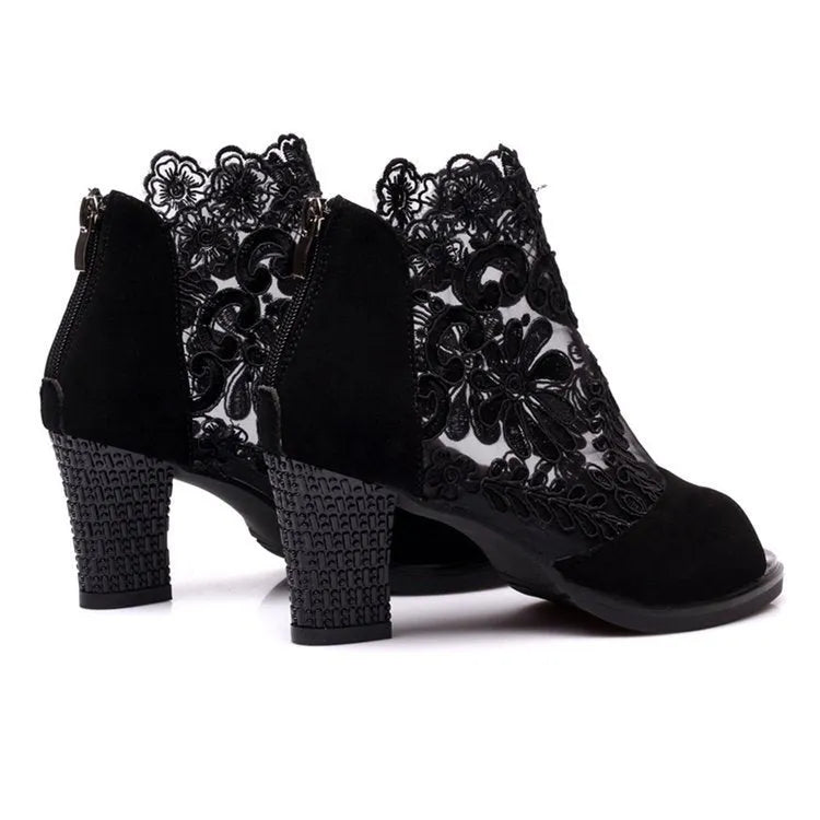 Lucyever women's black square heel gladiator sandals with floral lace and peep toe.