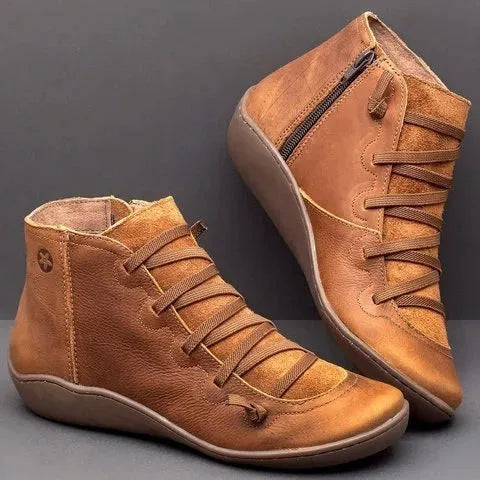 Women's casual flat booties with wedge heel and round toe in artificial PU and rubber.