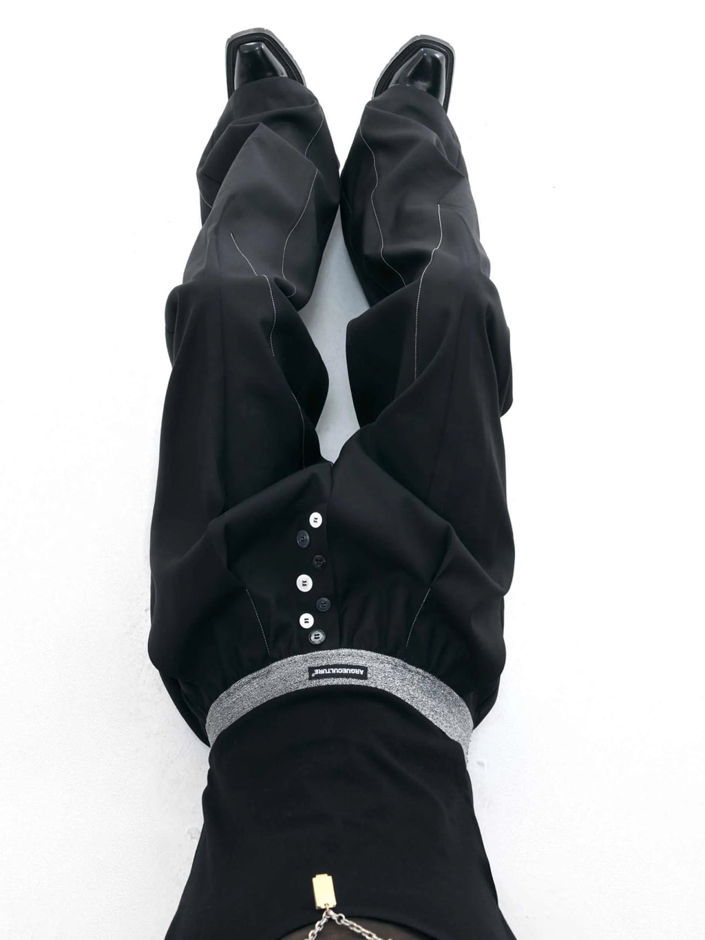 Straight-leg trousers with button-open line design in black or grey colours, high waist construction