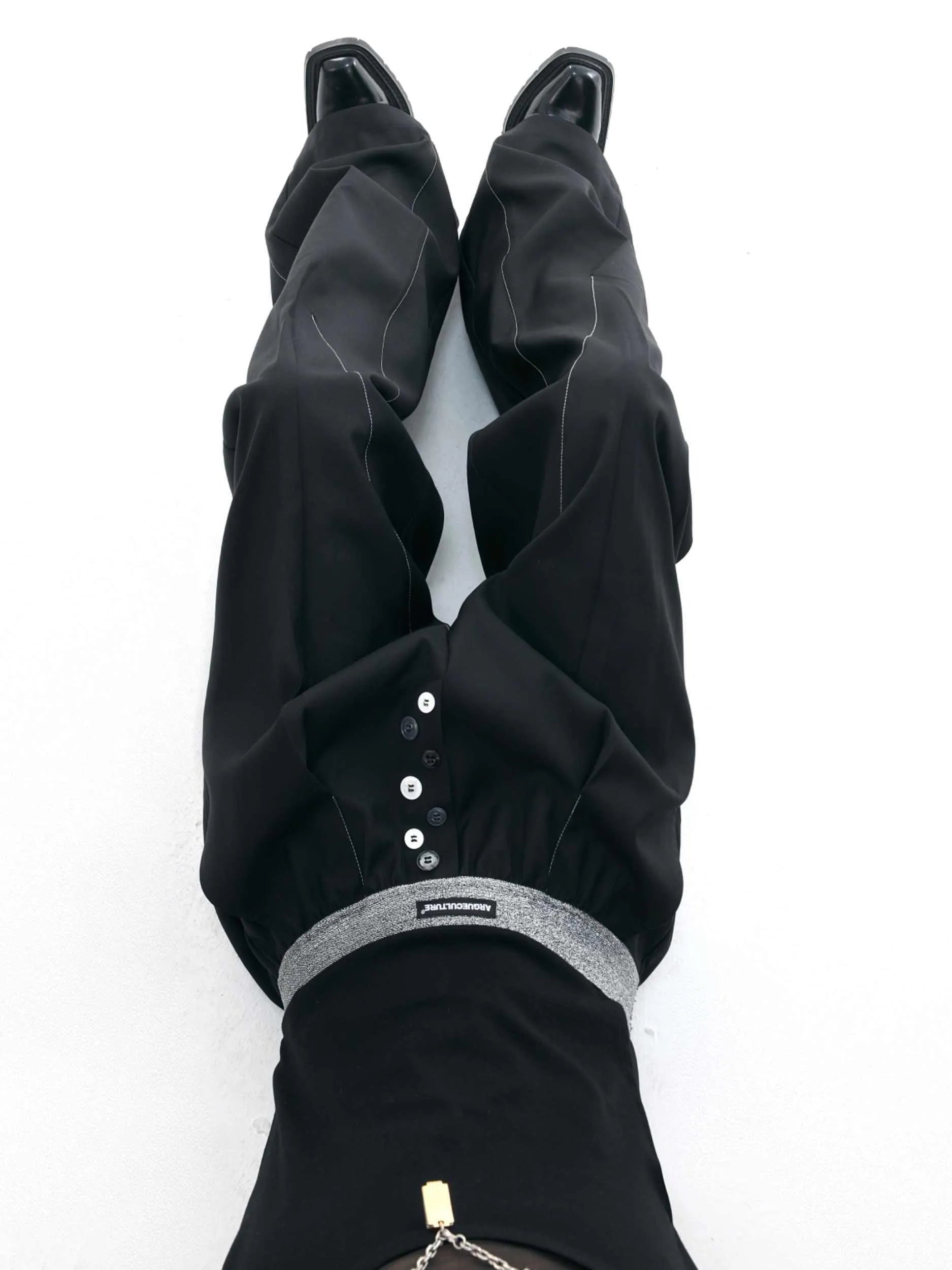 Straight-leg trousers with button-open line design in black or grey colours, high waist construction