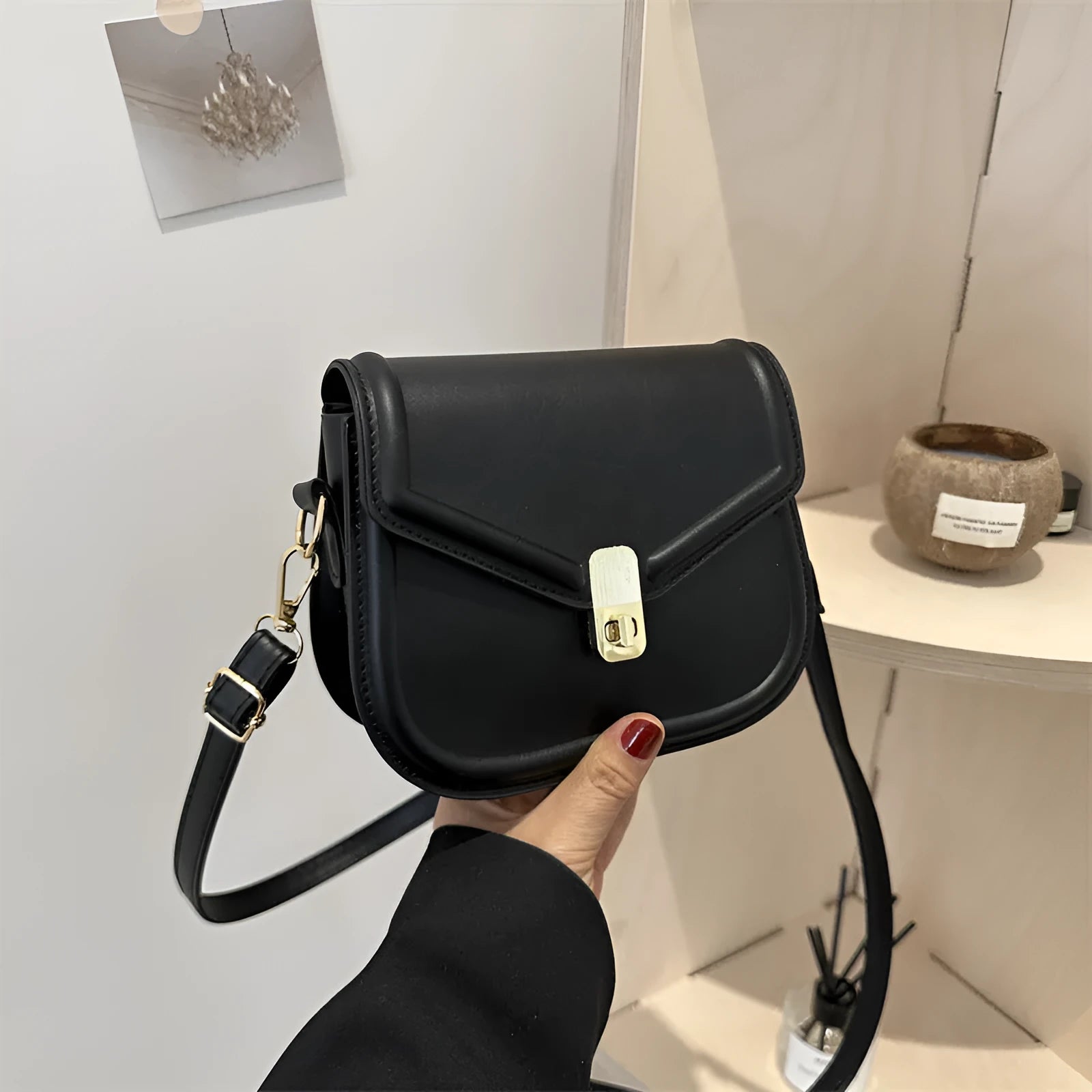 Soft PU shoulder messenger bag in horizontal square clamshell shape with niche texture.