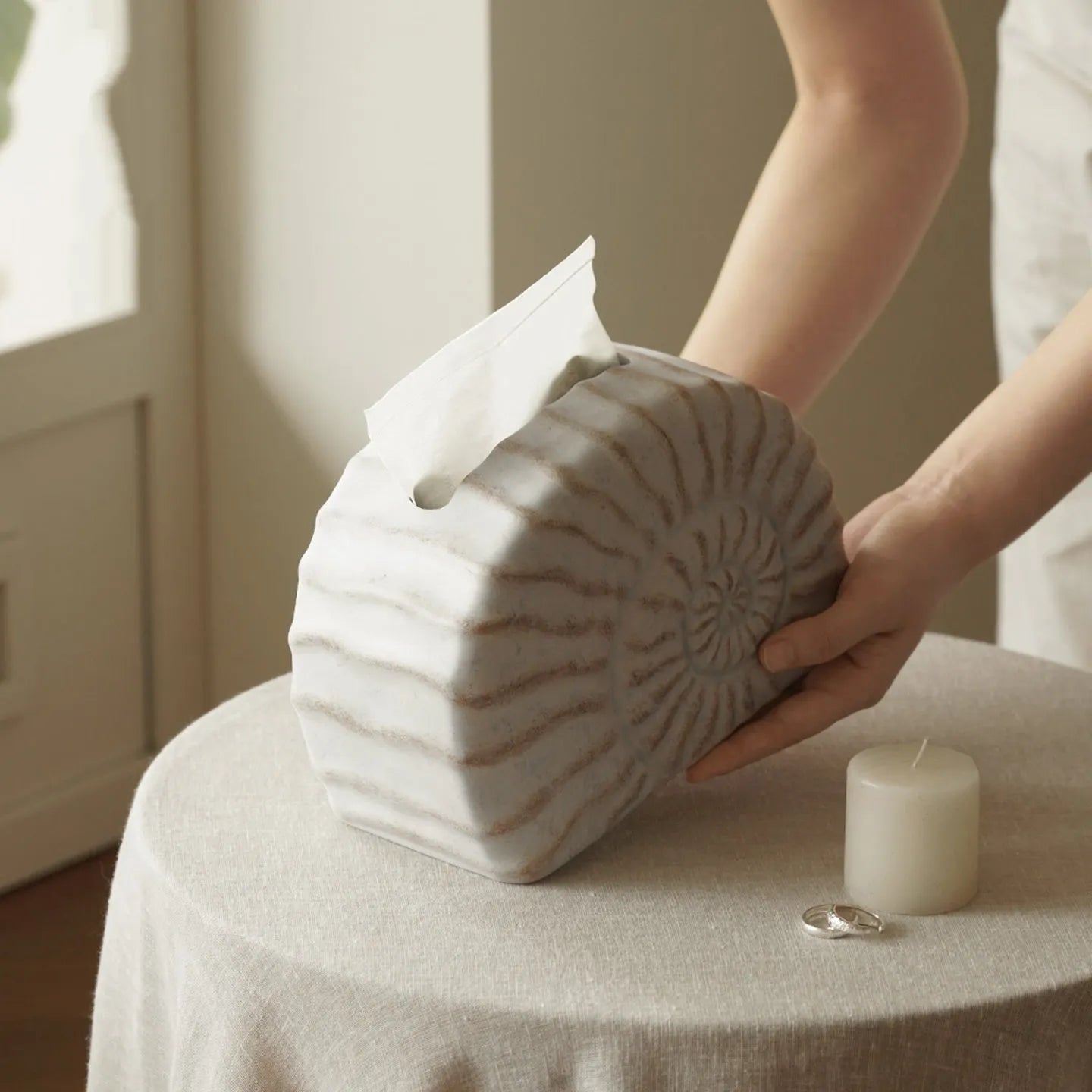 Resin conch shell design tissue box cover in modern simple style