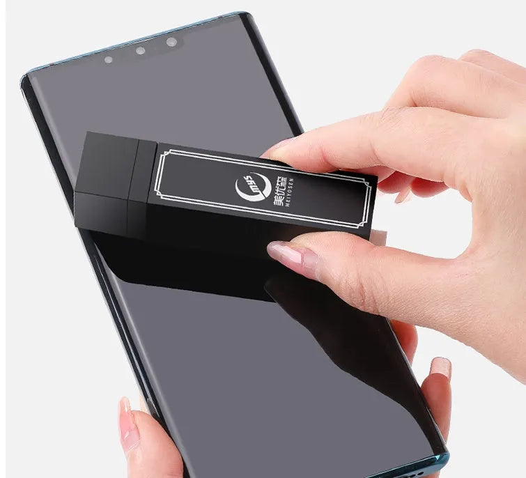 Pack of 40 black disposable screen cleaning wipes for mobile phones.
