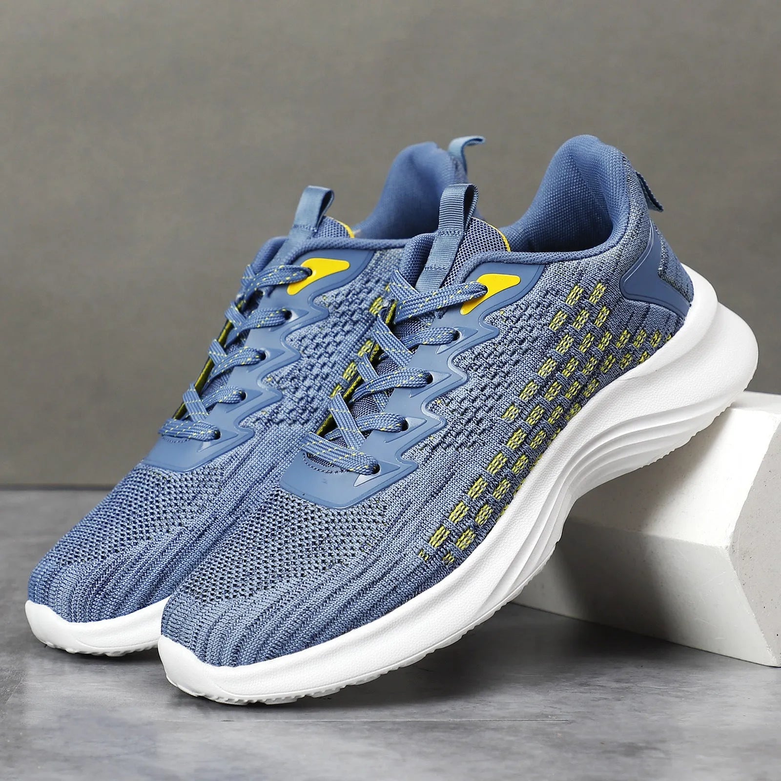 Women's lavender purple Flyknit running shoes with hollow elements and mesh lining