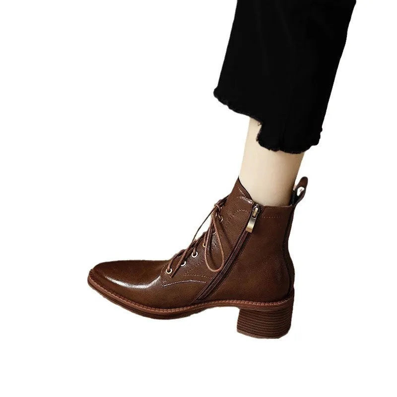 Women's black ankle boots with 5.5cm heel and pointed toe design