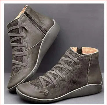 Women's casual flat booties with wedge heel and round toe in artificial PU and rubber.