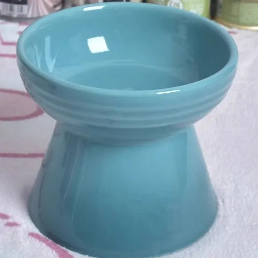 Ceramic pet bowl with anti-tumble design and raised chin support for cats and dogs