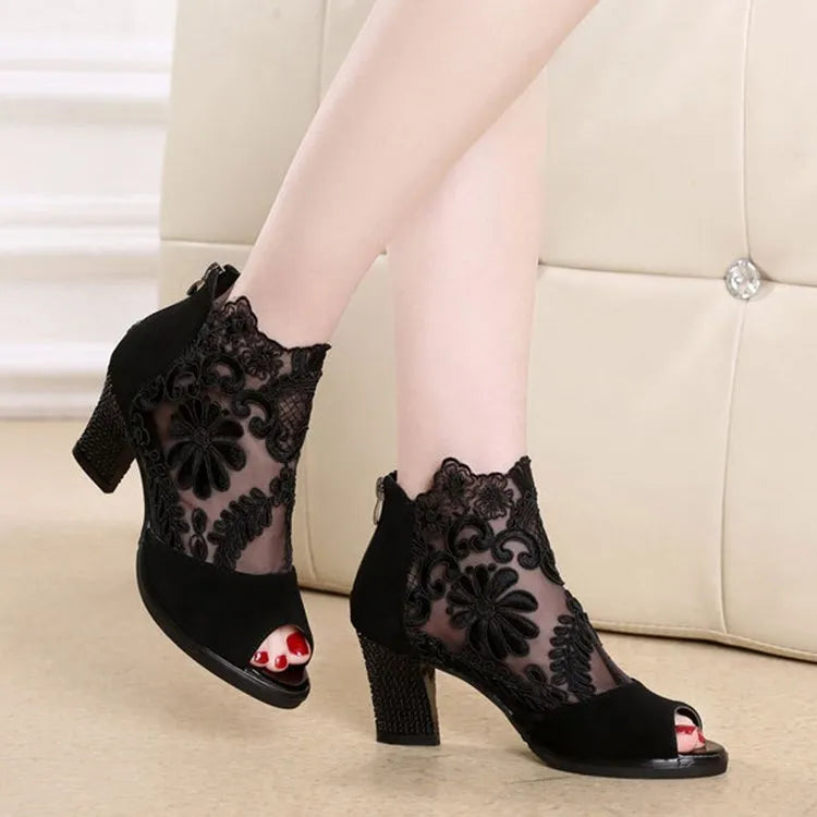 Lucyever women's black square heel gladiator sandals with floral lace and peep toe.