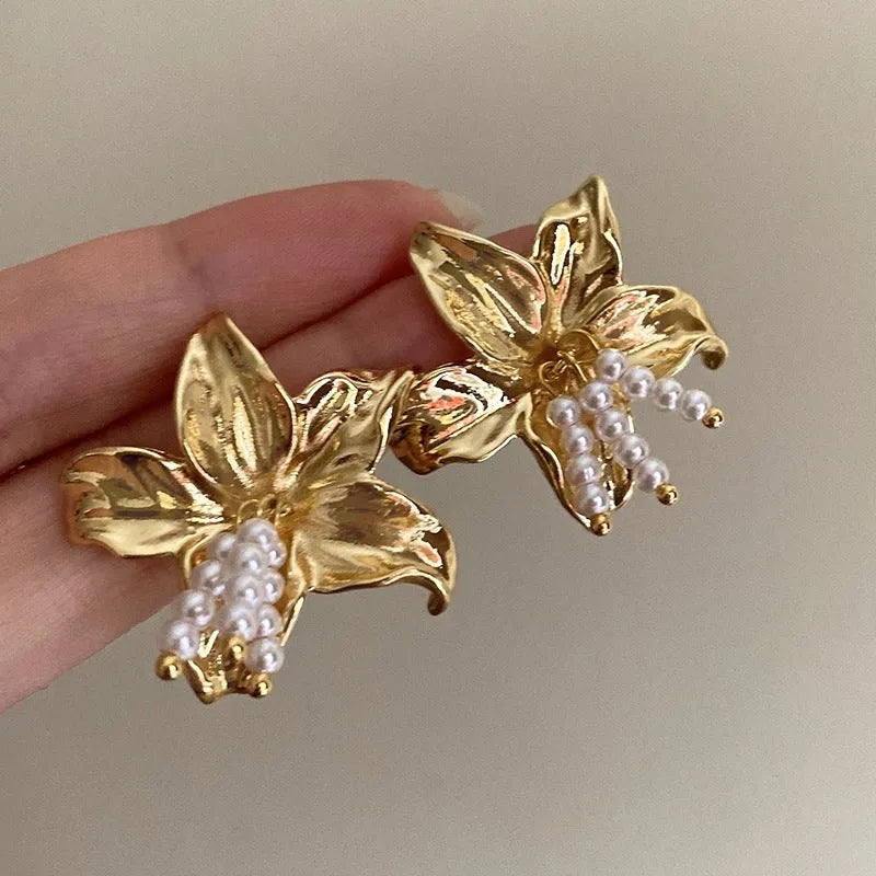 Gold H1795 coloured exaggerated pearl flower earrings for women, niche style.