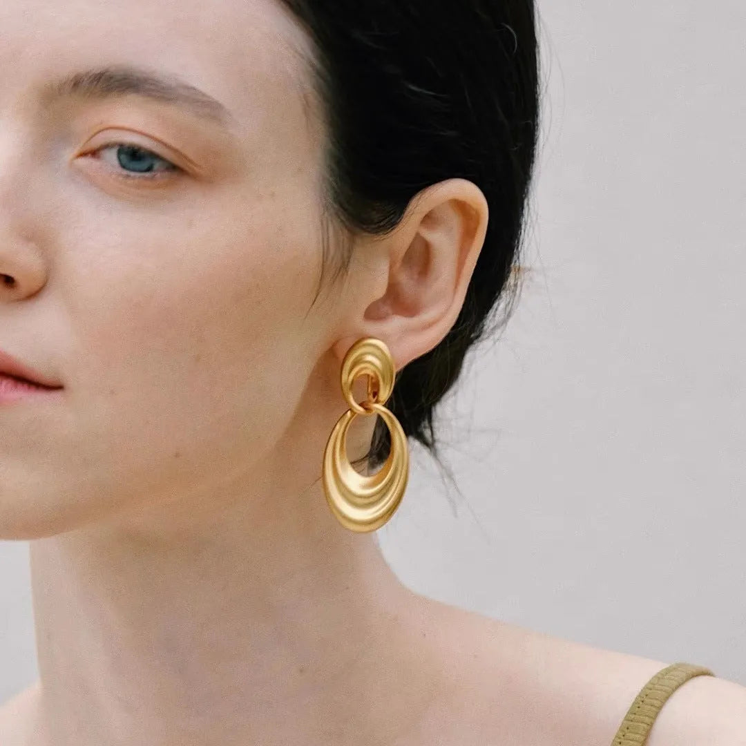 Double circle French retro earrings in quicksand gold colour with copper construction and U-shaped design