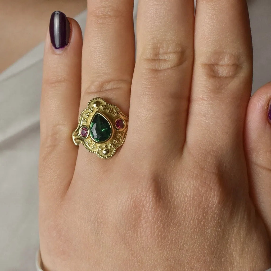 Women's gold-plated geometric ring in golden lvzuan colour showing ins style design