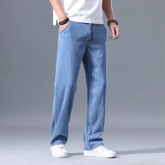 Men's loose straight-leg lyocell jeans in light blue colour with zipper fly closure