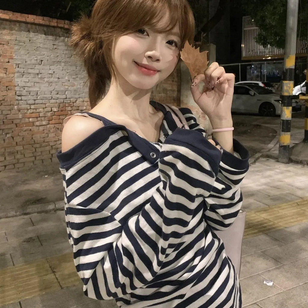 Dark blue oversized Korean-style women's long-sleeved t-shirt with embroidery and stripes.
