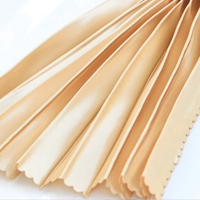 Retractable car sun curtain in thick opaque cloth with roller shutter mechanism
