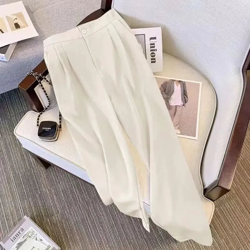 Loose-fit women's blouse in polyester fabric, available in black, white, khaki or pink, shown with regular sleeves.