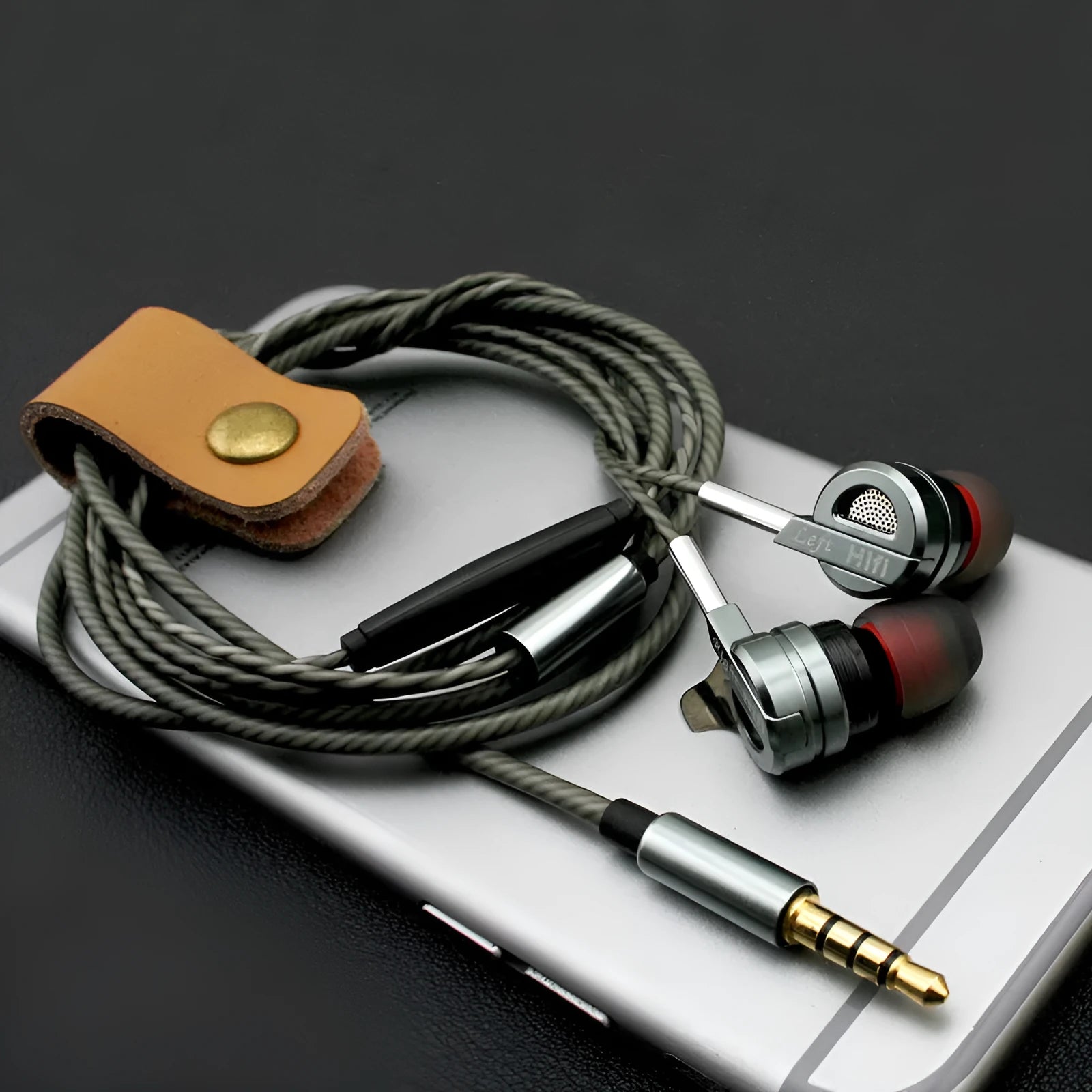 Black metal HIFI in-ear earphones with smart wire control and microphone.