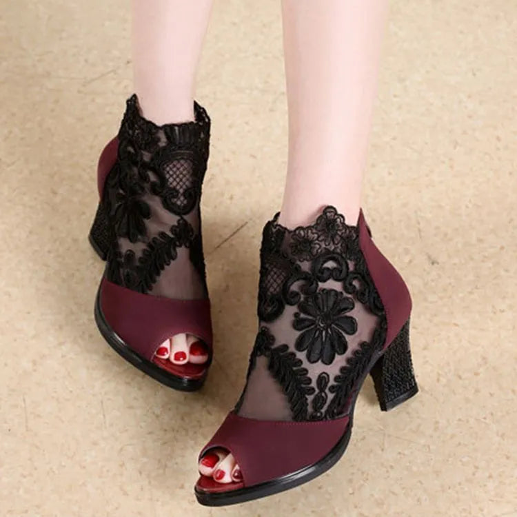 Lucyever women's black square heel gladiator sandals with floral lace and peep toe.