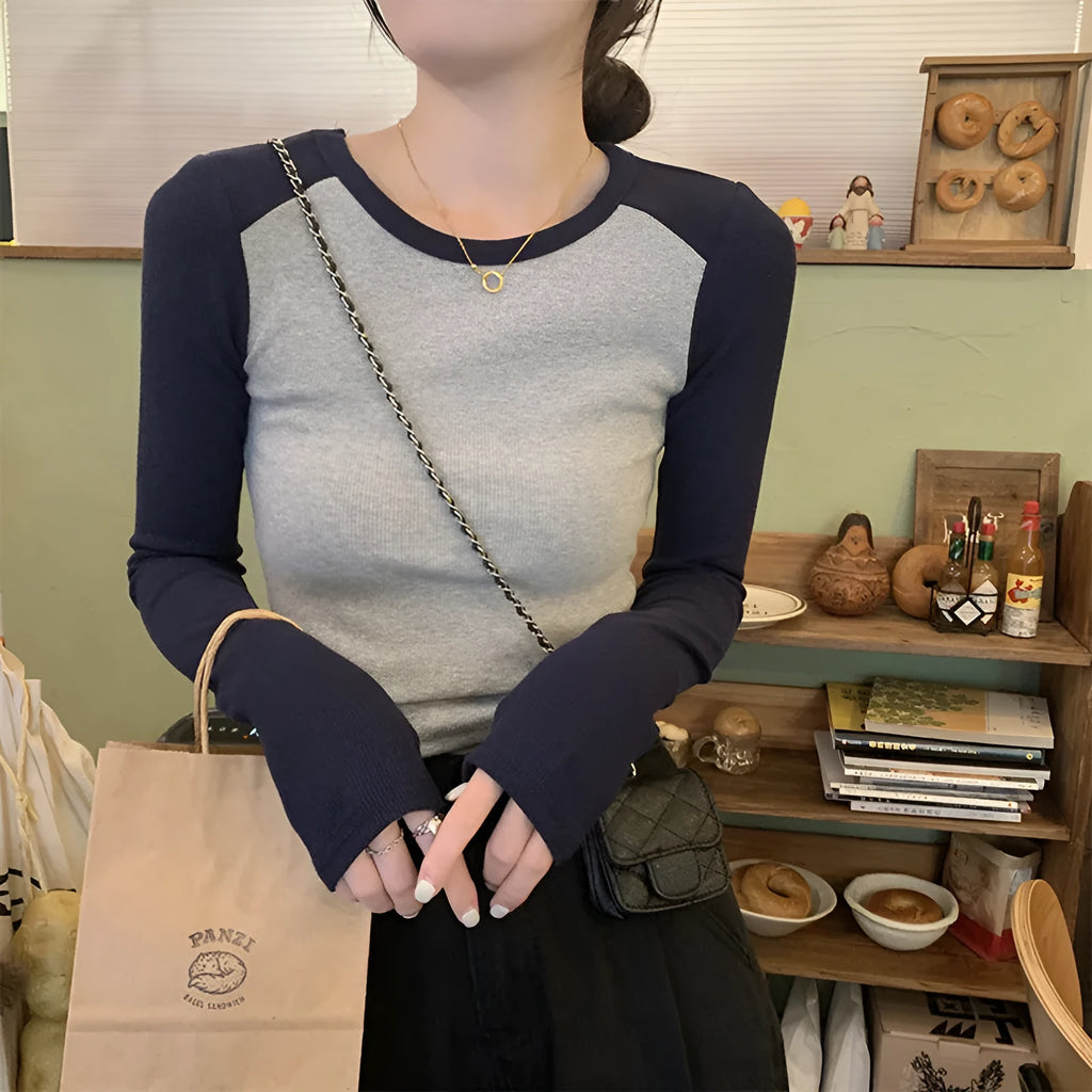 Women's oversized casual top in viscose with slim fit design and embroidery detailing