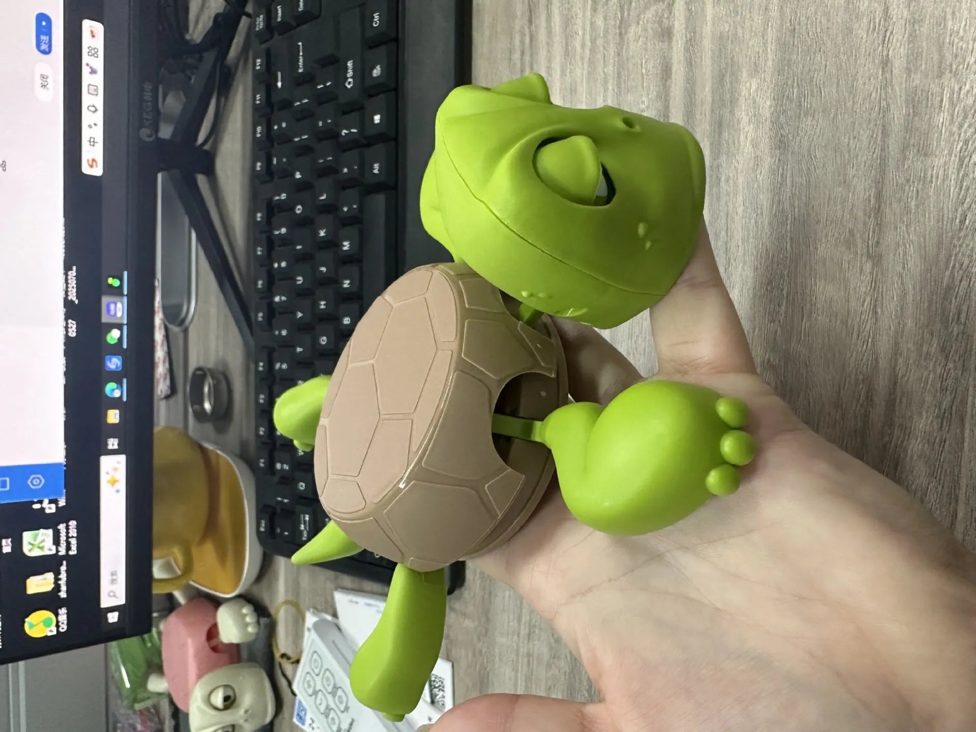 Creative green turtle-shaped ABS plastic coaster for hot drinks.